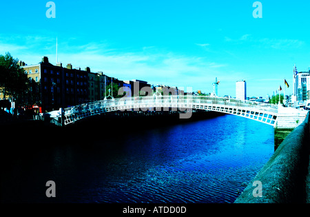 Das Ha-Penny Brücke über den Fluss Liffey in Dublin Irland Stockfoto