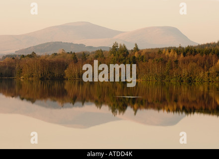 Zeitigen Frühjahr Abendsonne auf Loch in Glenkens Galloway Stockfoto