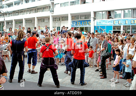 Weltmusiktag, Paris Frankreich, Leute, die beim Sommerfestival in der Paris Street Marching Bandmusik genießen, französische Kinder, Kinderbeobachter Stockfoto