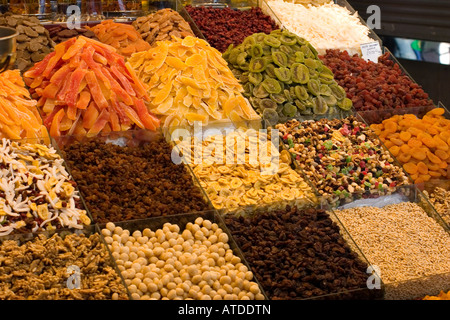 Marktstände in der Mercat De La Boqueria in Barcelona mit cadied und getrockneten Früchten und Nüssen Stockfoto