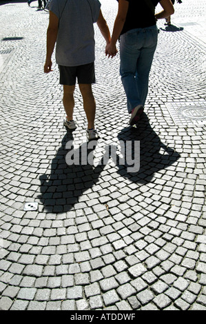 Junges Paar zu Fuß auf dem Bürgersteig, Gehweg Stockfoto