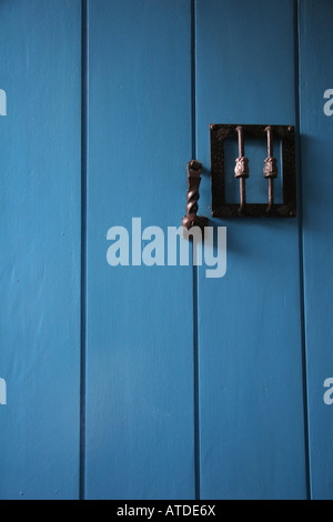 Glänzend farbige blaue Tür in Seitenstraße in Cusco-Peru Stockfoto