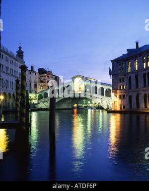 Rialto-Brücke und Grand Canal in der Dämmerung / Nacht Venedig Veneto Italien Stockfoto