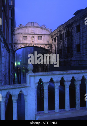 Seufzerbrücke in der Dämmerung / Nacht Ponte dei Sospiri Januar 2008 Venedig Veneto Italien Stockfoto