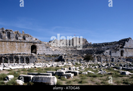Griechische und römische Theaterruinen mit Blick auf verstreute architektonische Fragmente an der Ausgrabungsstätte von Milet in Balat, Provinz Aydın, Türkei. Stockfoto