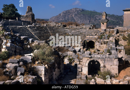 Die antiken römischen Theaterruinen und lykischen Felsendenkmäler der archäologischen Stätte Xanthos mit Blick auf die Berge der Provinz Antalya Türkei Stockfoto
