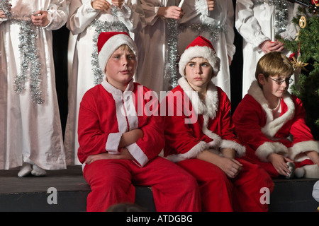 Jungs, gekleidet in roten Santa Kostüme an Lucia Festzug schwedische Weihnachten Fair Toronto Kanada Stockfoto