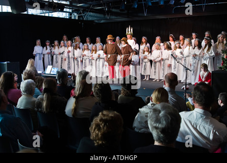 Lucia Festzug schwedische Gesang und Folklore Tanz im schwedischen Christmas Fair Toronto Kanada Stockfoto