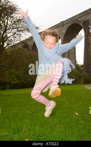 Junges Mädchen springen vor Freude Stockfoto