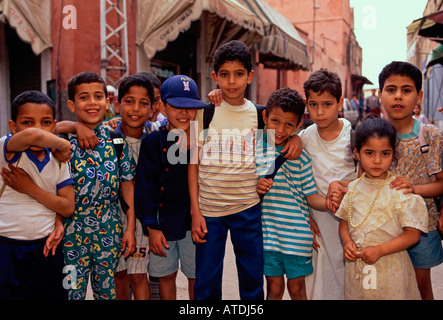 Marokkaner, marokkanischen Kinder, Jungen und Mädchen, Studenten, Schüler, Augenkontakt, Vorderansicht, Marrakesch, Marokko, Nordafrika, Afrika Stockfoto