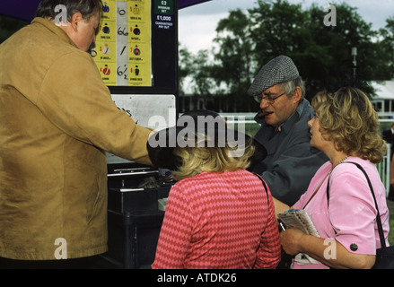 Platzieren einer Wette in Newmarket Racecourse Börsenspekulanten Stockfoto