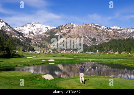 Sierra Nevada Gipfel Olympiadorf Golfplatz im Resort Squaw Creek Olympic Valley Lake Tahoe Kalifornien Stockfoto