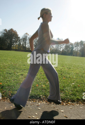 Silhouette der jungen Frau, Joggen Stockfoto