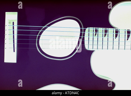 GITARRE ALS NEGATIVE WEIßEN HINTERGRUND Stockfoto