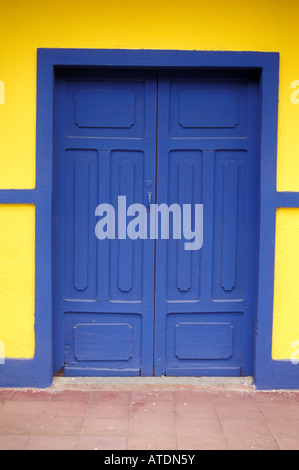 Blaue Tür von restauriertes Haus in der Stadt von Moyogalpa, Isla de Ometepe oder Insel Ometepe, Nicaragua Stockfoto