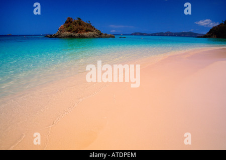 Die US-Jungferninseln bekannt für ihr klares Wasser und weiße Sandstrände sind sie ein beliebtes Touristenziel in der Karibik Stockfoto