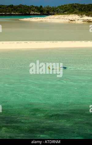 Schnorcheln auf Double Breasted Cay zerlumpte Insel Kette Bahamas Atlantik Stockfoto