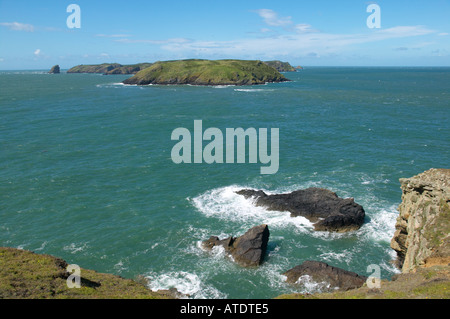 Skomer Island gesehen von der Landzunge in der Nähe von Martins Haven Marloes Stockfoto