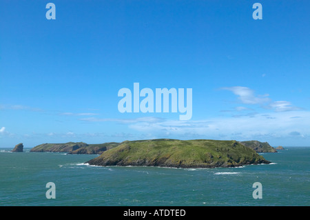 Skomer Island gesehen von der Landzunge in der Nähe von Martins Haven Marloes Stockfoto