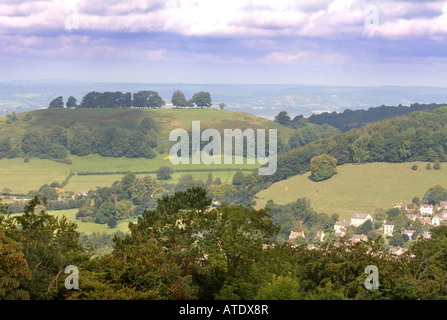 EINE ANSICHT VON GLOUCESTERSHIRE UK MIT DEM DORF ULEY UND ULEY BEGRABEN DIREKT UND DOWNHAM HÜGEL LINKS LOKAL ALS POCKEN HILL D Stockfoto