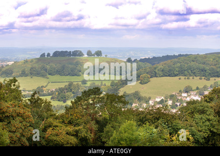 EINE ANSICHT VON GLOUCESTERSHIRE UK MIT DEM DORF ULEY UND ULEY BEGRABEN DIREKT UND DOWNHAM HÜGEL LINKS LOKAL ALS POCKEN HILL D Stockfoto