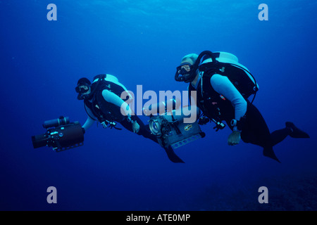 Kameraleute verwenden die neueste High-Tech-Mischgas Rebreather Technologie, marine Tierwelt Karibik Atlantik zu Filmen Stockfoto