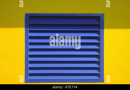 Gelb und blau Vent in Wand karibischen Antillen St Lucia Stockfoto