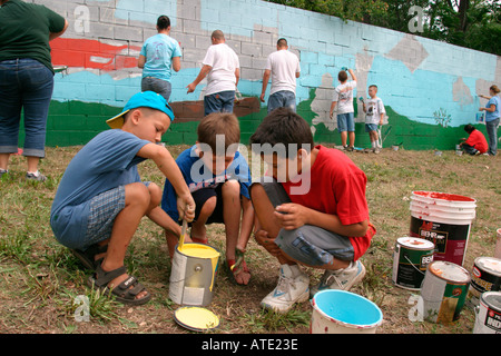 Freiwillige Farbe einer Wand in einem Armenviertel in Detroit Stockfoto