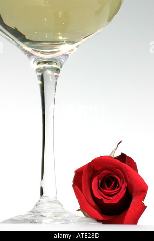 Feier eine rote rose und ein Glas Wein Stockfoto