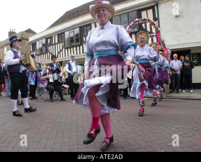 Moriskentänzer in Faversham während des Hop-Festivals Stockfoto