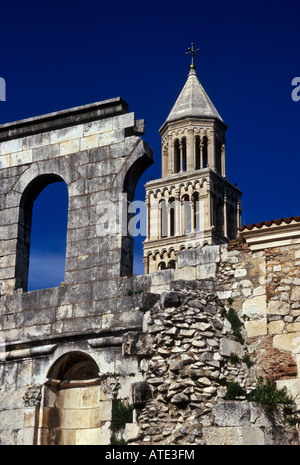St Dominus Glockenturm mit silbernen Tor von Diocletians Palace im Vordergrund in Split Kroatien Stockfoto