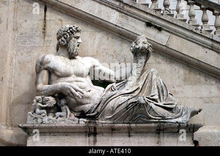 Statue auf der Piazza del Campidoglio durch den Kapitolinischen Museen in Rom Italien Stockfoto