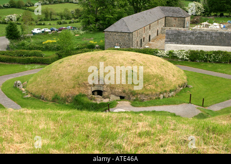 Blick von einem Satelliten-Grab von der Spitze des großen Grabhügels bei Knowth in Irland Stockfoto