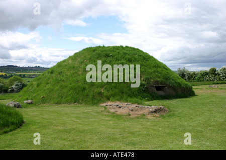 Sat-Grab neben dem großen Hügel in Knowth in Irland Stockfoto