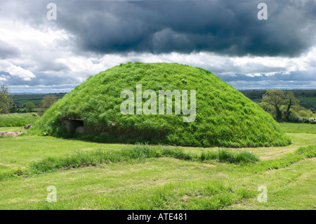 Ein Sat-Grab neben dem großen Hügel in Knowth in Irland Stockfoto