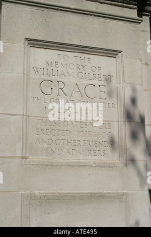 WG Grace-Denkmal auf dem Tor Pfeiler auf Lords Cricket Ground in London Stockfoto