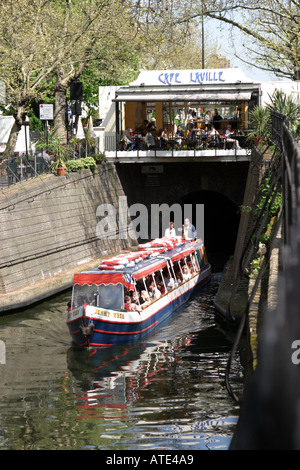 Restaurant auf der Brücke über den Kanal in Little Venice in London Stockfoto