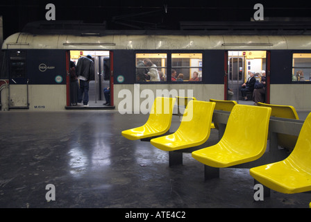 Paris La Defense u-Bahn RER Bahnhof Bahnsteig Stockfoto