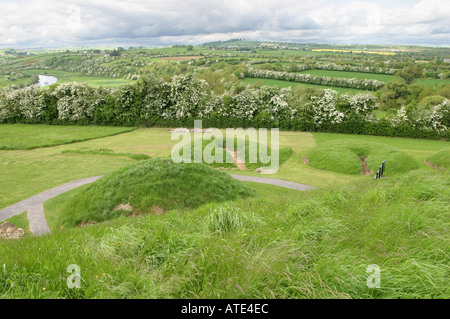 Sat-Gräber rund um den großen Hügel in Knowth in Irland Stockfoto