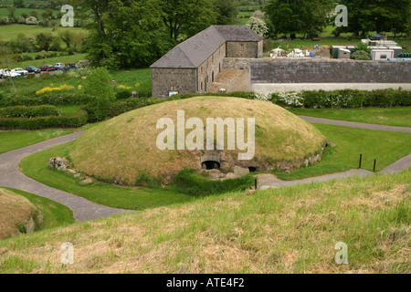 Sat-Gräber rund um den großen Hügel in Knowth in Irland Stockfoto