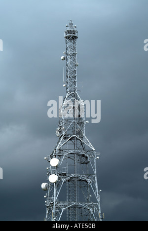 British Telecom-Funkmast mit verschiedenen Satellitenschüsseln und Antennen mit zugehörigen Ausrüstungsgebäuden in ländlicher Umgebung in Essex, Großbritannien Stockfoto