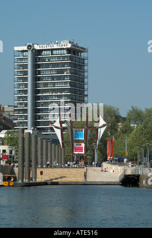 Bristol Bordeaaux Fähre Quay Schritte Wasser Kaskade vor, die Brunnen am Zentrum Promenade mit Colston Turm jenseits Stockfoto