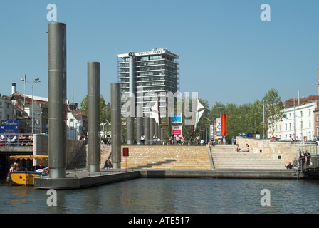 Bristol Bordeaaux Fähre Quay Schritte Wasser Kaskade vor, die Brunnen am Zentrum Promenade mit Colston Turm jenseits Stockfoto