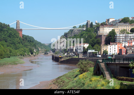 Bristol Fluß Avon in der Nähe von Schleusen, die den Zugang zu den schwimmenden Hafen mit Clifton Suspension Bridge am Ufer Wohnungen Stockfoto