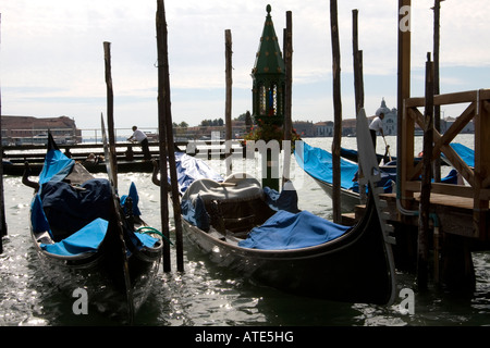 Gondeln vor Anker in der Nähe von San Marco (04), Venedig, Italien Stockfoto