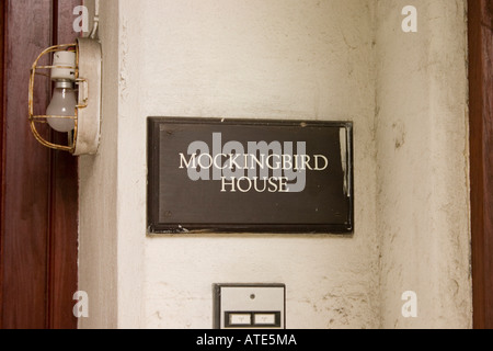 Namensschild auf einem Haus im Stadtzentrum von Cardiff ein langer Weg von Maycomb Alabama Cardiff UK Stockfoto