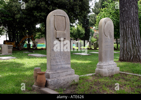 Gräber der John Keats und Joseph Severn auf dem protestantischen Friedhof in Rom Italien Stockfoto