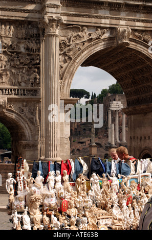 SOUVENIRS ZUM VERKAUF VOR DEM BOGEN DES SEPTIMIUS SEVERUS AUF DEM FORUM ROMANUM IN ROM ITALIEN Stockfoto