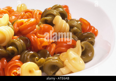 weiße Schüssel mit Nudeln Wendungen Farbe Stockfoto
