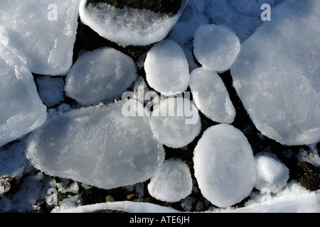 Eisgebilde an der Küste Stockfoto